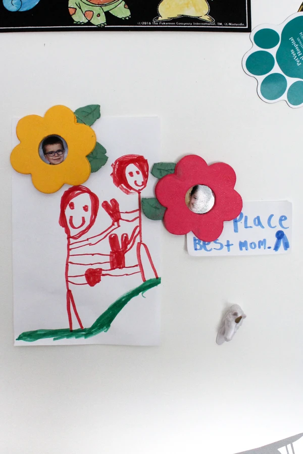 Create flower frame magnets with air dry clay! This is a great craft for kids of all ages. Click here for the tutorial. #airdryclay #preschoolcrafts #kindergartencrafts #mothersdaygift